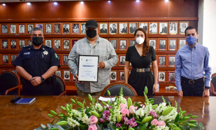 TERE JIMÉNEZ ENTREGA RECONOCIMIENTO ECONÓMICO A TAXISTA QUE AYUDÓ A LA CAPTURA DE PRESUNTOS DELINCUENTES