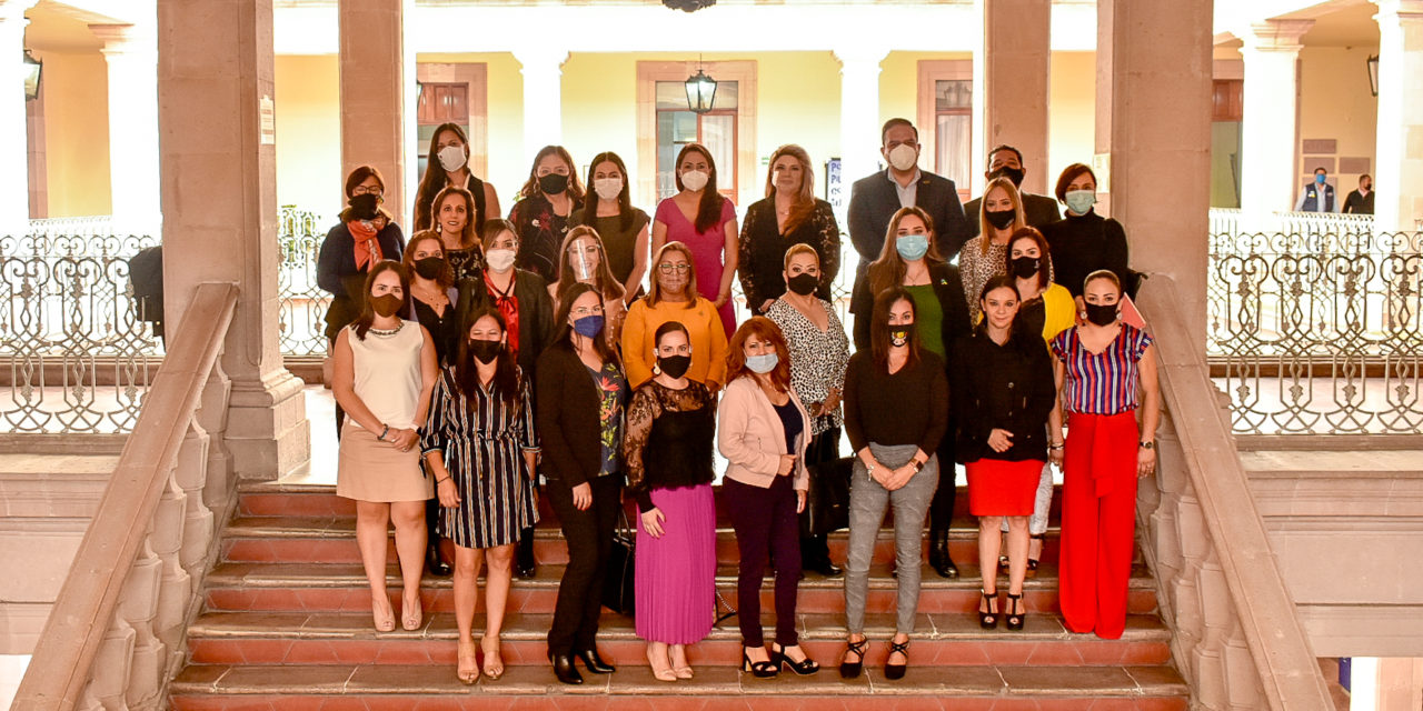 TERE JIMÉNEZ FIRMA ACUERDO CON MUJERES EMPRESARIAS PARA LA CAPACITACIÓN DE EMPRENDEDORAS