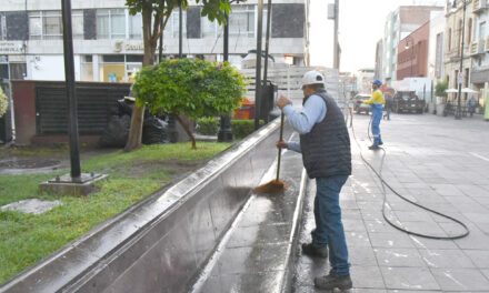 MUNICIPIO LLEVA A CABO LIMPIEZA DE ESPACIOS PÚBLICOS PARA REDUCIR RIESGOS DE CONTAGIO DE COVID-19