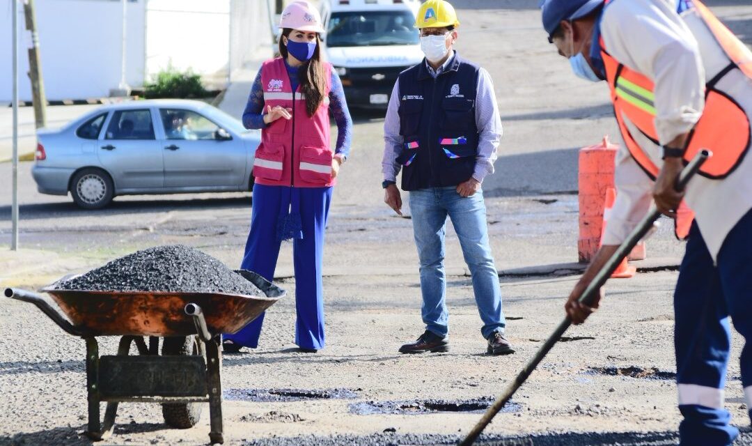 TERE JIMÉNEZ SUPERVISA DIRECTAMENTE ACCIONES DE BACHEO AL ORIENTE DE LA CIUDAD