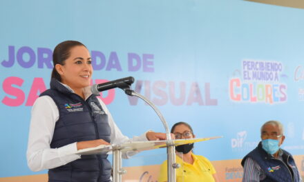 TERE JIMÉNEZ E INICIATIVA PRIVADA ENTREGARON LENTES GRADUADOS