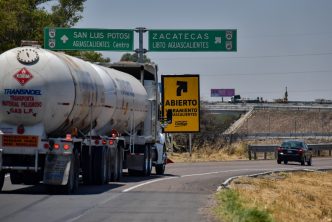 EXHORTA SEGURIDAD PÚBLICA MUNICIPAL A TRANSPORTISTAS A USAR EL NUEVO LIBRAMIENTO CARRETERO PONIENTE