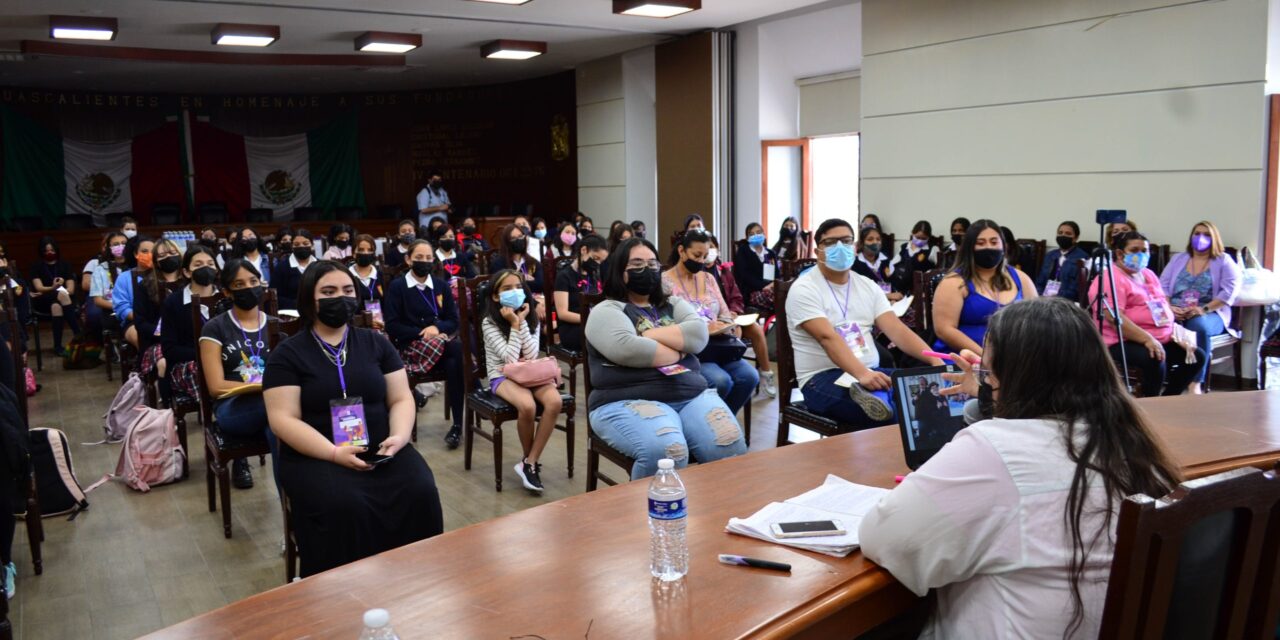 SE LLEVÓ A CABO EN PALACIO MUNICIPAL LA CONFERENCIA “GORDOFOBIA Y GÉNERO”