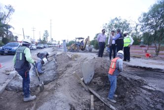 MUNICIPIO SUPERVISA TRABAJOS DE ALCANTARILLADO PLUVIAL PARA EVITAR INUNDACIONES EN AV. JUAN PABLO II