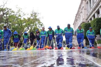 MUNICIPIO LLEVÓ A CABO LIMPIEZA PROFUNDA EN LA PLAZA PRINCIPAL TRAS FESTEJOS DEL QUINCENARIO DE LA ASUNCIÓN