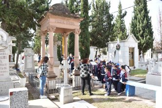 DE VISITA EN EL PANTEÓN NIÑOS DE PREESCOLAR Y PRIMARIA CONOCEN LA CULTURA Y TRADICIONES DEL DÍA DE MUERTOS