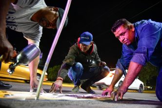 LLAMATIVO CRUCE PEATONAL CON CALAVERITAS COLOCA MUNICIPIO EN TIANGUIS DE MUERTOS