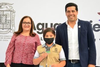 ENTREGA LEONARDO MONTAÑEZ UNIFORMES A INSPECTORES DEL PROGRAMA YO RECICLO