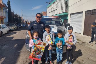 POLICÍAS Y PERSONAL ADMINISTRATIVO DE LA SECRETARÍA DE SEGURIDAD PÚBLICA LLEVARON FELICIDAD Y JUGUETES A NIÑAS Y NIÑOS DEL ORIENTE DE LA CIUDAD