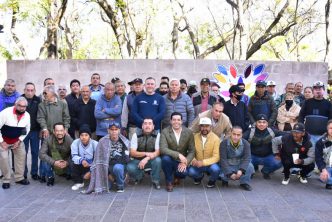 CELEBRA LEO MONTAÑEZ CON ENTREGA DE APOYOS A LOS BOLEROS EN SU DÍA