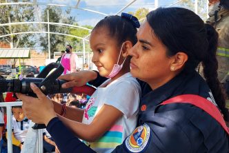 NIÑAS Y NIÑOS RECIBEN EN SUS ESCUELAS LA VISITA DE LOS BOMBEROS MUNICIPALES