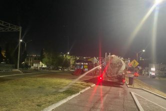 REFUERZA MUNICIPIO RIEGO CON PIPAS EN LA LÍNEA VERDE