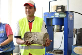CON ÉXITO SE REALIZÓ LA SEGUNDA PRUEBA DE COMPRESIÓN SIMPLE DEL CONCRETO QUE SE UTILIZÓ EN EL PUENTE VEHICULAR DEL FRACCIONAMIENTO MÉXICO