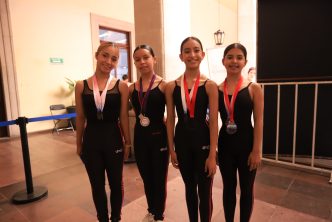 LEO MONTAÑEZ FELICITA A DESTACADAS BAILARINAS DE BALLET