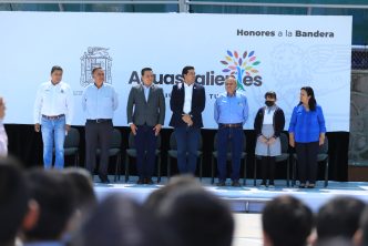 LEO MONTAÑEZ RINDE HONORES A LA BANDERA EN LA ESCUELA PRIMARIA TEMACHTIANI