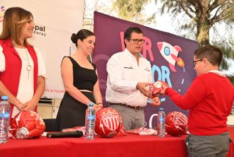 ENTREGAN DIF MUNICIPAL E INICIATIVA PRIVADA LENTES GRADUADOS A NIÑOS EN EDAD ESCOLAR