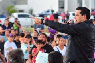 SOSTIENE LEO MONTAÑEZ ENCUENTRO CON VECINOS DE CAMINO REAL