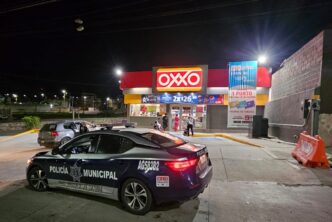 POLICÍAS MUNICIPALES REALIZAN RECORRIDOS DE SEGURIDAD Y VIGILANCIA EN TIENDAS DE CONVENIENCIA Y FARMACIAS