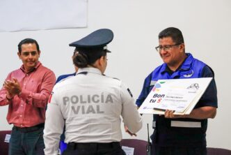RECONOCE LEO MONTAÑEZ PROFESIONALISMO Y COMPROMISO DE POLICÍAS Y BOMBEROS MUNICIPALES