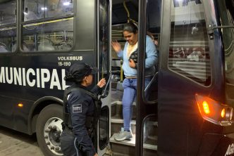 POLICÍA MUNICIPAL IMPLEMENTÓ OPERATIVO “NOCHEBUENA» PARA TRASLADAR A FAMILIAS A SUS DOMICILIOS 