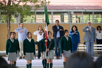ENCABEZA LEO MONTAÑEZ CEREMONIA DE HONORES A LA BANDERA EN LA SECUNDARIA No. 13 “RICARDO FLORES MAGÓN”
