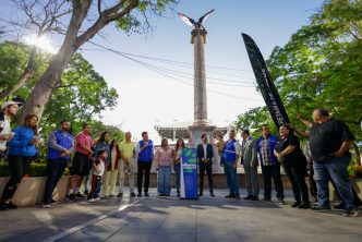 ENCABEZA LEO MONTAÑEZ ENCENDIDO DE FUENTE DE PLAZA DE LA PATRIA