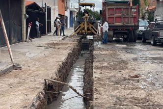 MIAA REHABILITA ALCANTARILLADO EN EL FRACCIONAMIENTO VERSALLES II