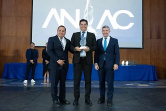 ENTREGAN A LEO MONTAÑEZ PREMIO DE LA ANAC POR NOVEDOSA PLATAFORMA DIGITAL PARA CONSULTAS DE DESARROLLO URBANO Y ORDENAMIENTO TERRITORIAL