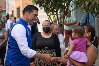 VISITA LEO MONTAÑEZ A FAMILIAS DE LA MACÍAS ARELLANO PARA ATENDER SUS NECESIDADES