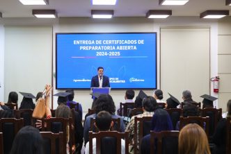 RECONOCE LEO MONTAÑEZ A SERVIDORES PÚBLICOS MUNICIPALES QUE SE GRADÚAN DE BACHILLERATO