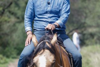 REALIZA LEO MONTAÑEZ RECORRIDO EN LA PONA CON LA POLICÍA MONTADA