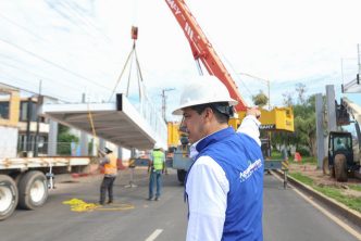 SUPERVISA LEO MONTAÑEZ MONTAJE DE SEGUNDA ESTRUCTURA DEL PUENTE PEATONAL DE PIRULES
